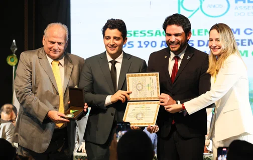 Dr. Marcus Kalume prestigia homenagem a Juarez Tapety na solenidade dos 190 anos da Alepi