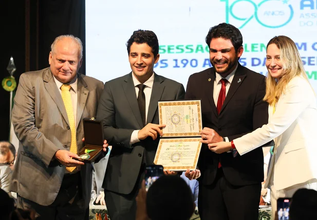 Dr. Marcus Kalume prestigia homenagem a Juarez Tapety na solenidade dos 190 anos da Alepi