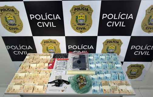 Drogas, dinheiro em espécie e arma apreendida no endereço do casal preso