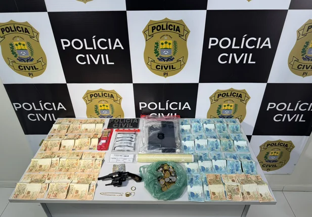 Drogas, dinheiro em espécie e arma apreendida no endereço do casal preso