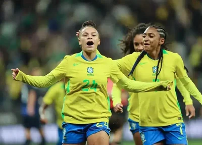 Dudinha comemora gol pela Seleção Brasileira