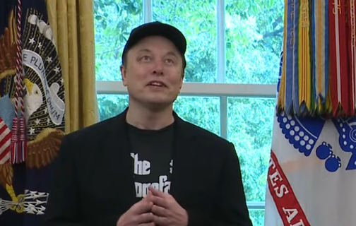 Elon Musk com o olho roxo em evento com Trump