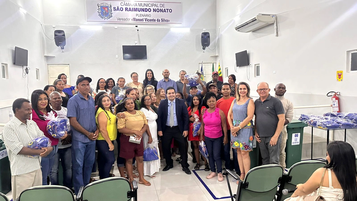 Entrega de uniformes para os trabalhadores da limpeza em São Raimundo Nonato