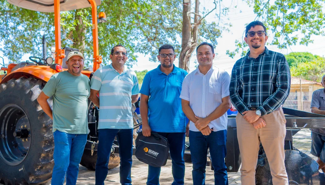 entregue um trator agrícola com implementos