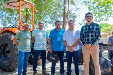 entregue um trator agrícola com implementos