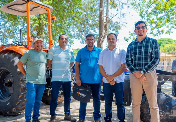 entregue um trator agrícola com implementos