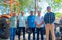entregue um trator agrícola com implementos