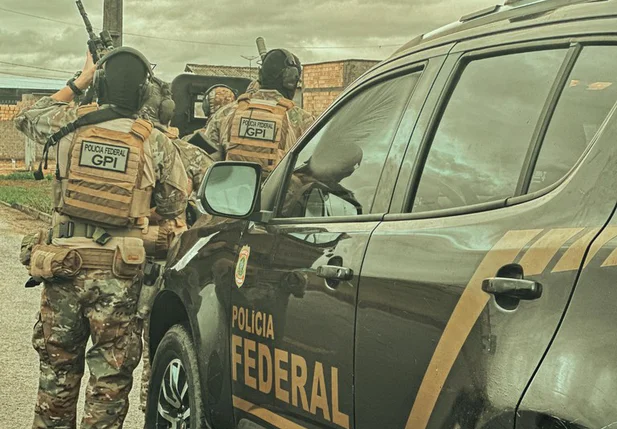 Equipes do GPI da Polícia Federal