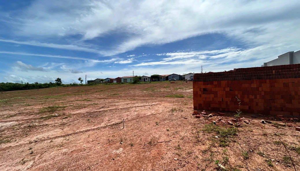 Estão sendo realizados os serviços de limpeza na área