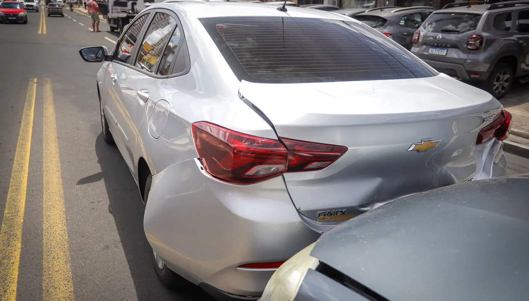 Etios colidiu com o Onix após engavetamento na Homero