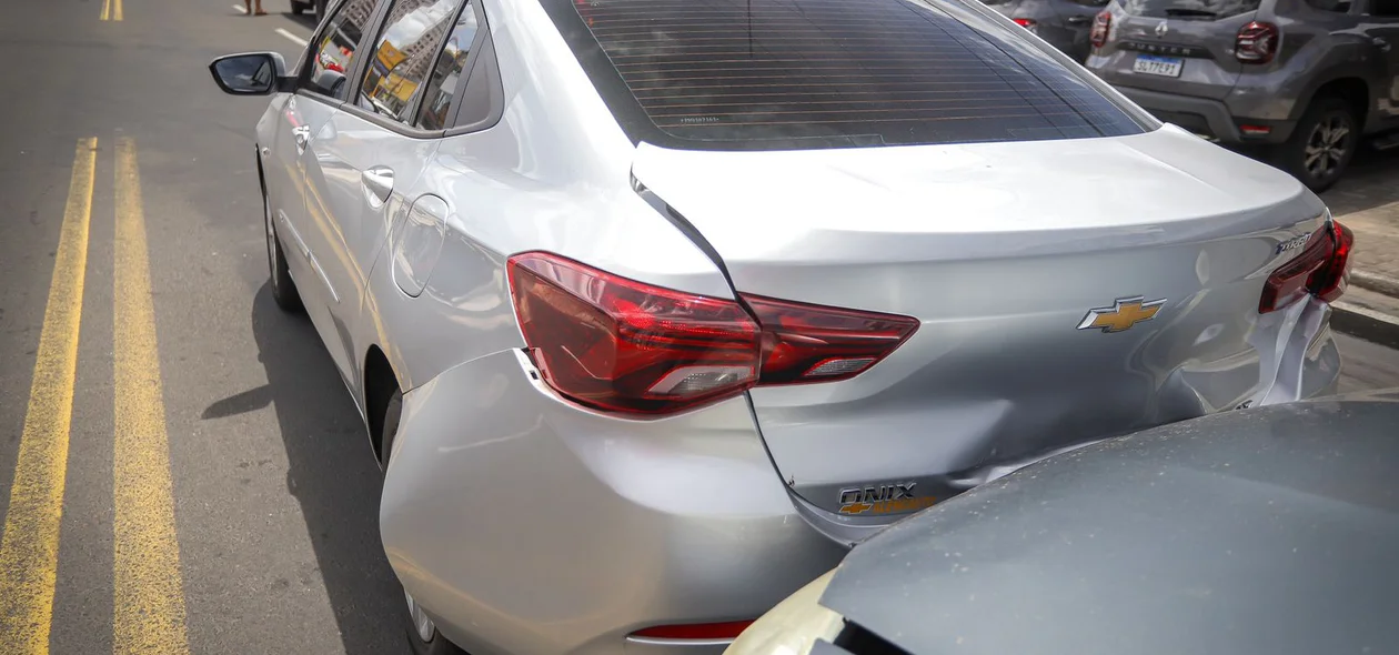 Etios colidiu com o Onix após engavetamento na Homero