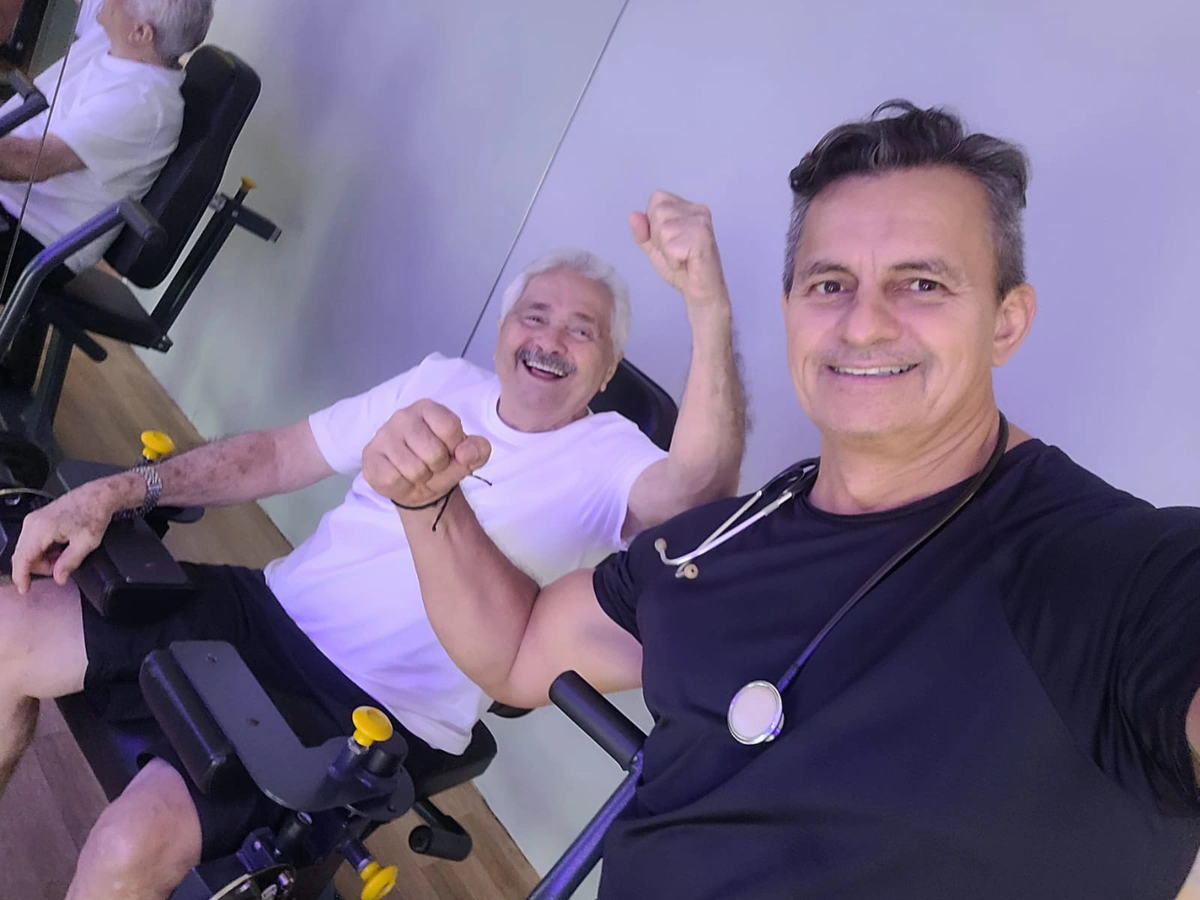 Ex-senador Elmano Ferrer faz musculação terapêutica para preservar seu cérebro