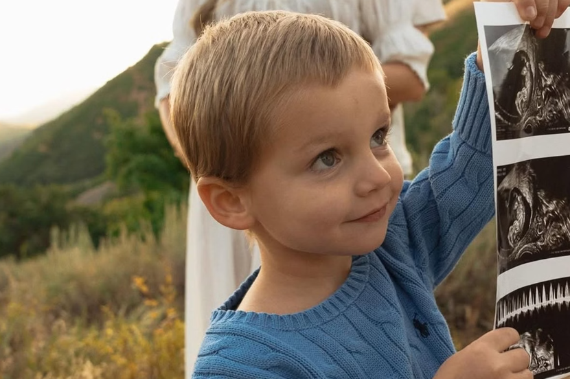 Filho de 3 anos de influencer morre após se afogar na piscina de casa