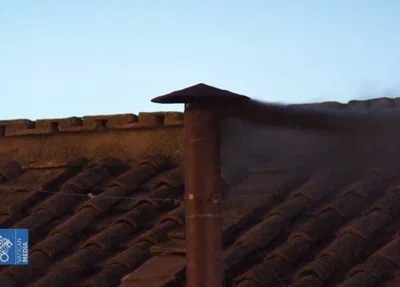 Fumaça preta na chaminé da Capela Sistina