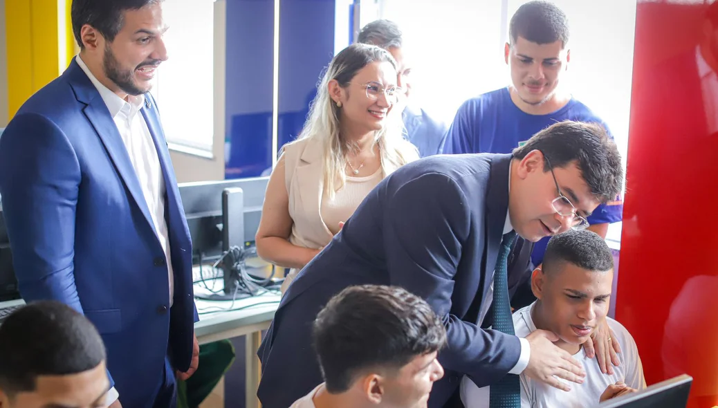 Governador averiguando entrega de reformas