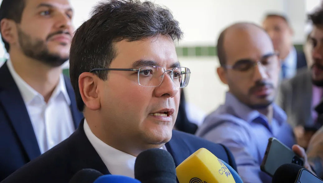 Governador dando entrevista para jornalistas