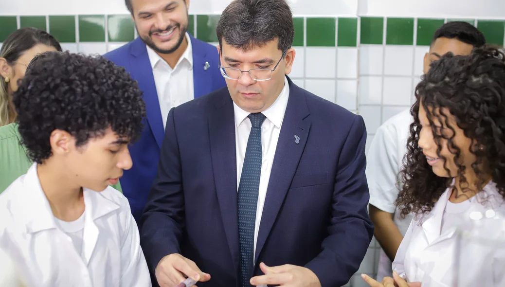 Governador Rafael Fonteles e alunos