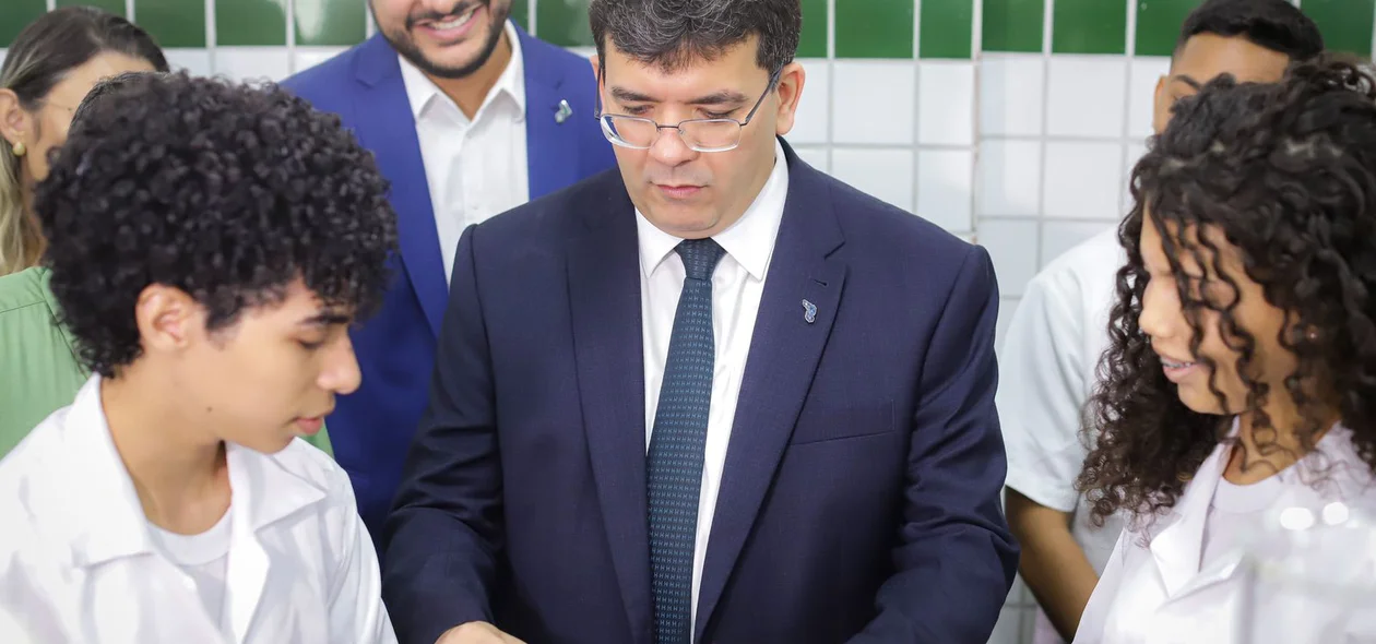 Governador Rafael Fonteles e alunos