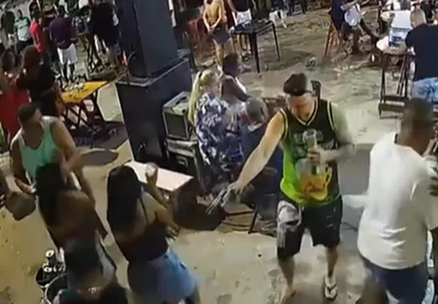 Homem é assassinado a tiros por miliciano durante festa no RJ; veja vídeo