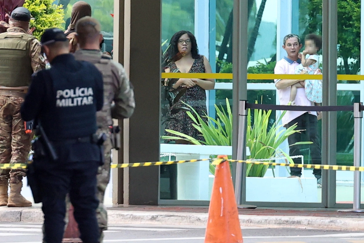 Homem suspeito de tentar explodir bomba com criança no colo