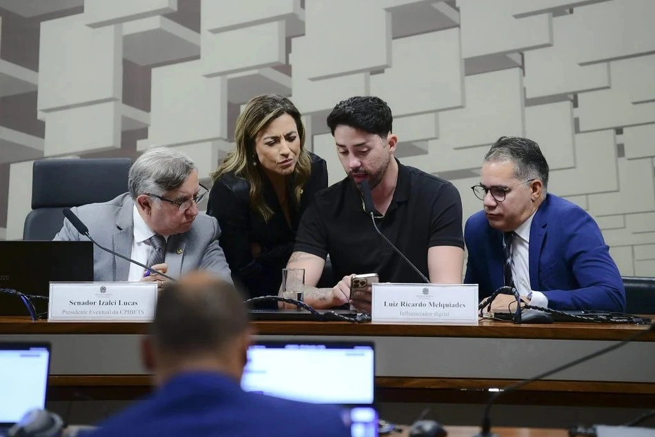 Influenciador Rico Melquíades joga "jogo do tigrinho" em CPI das Bets