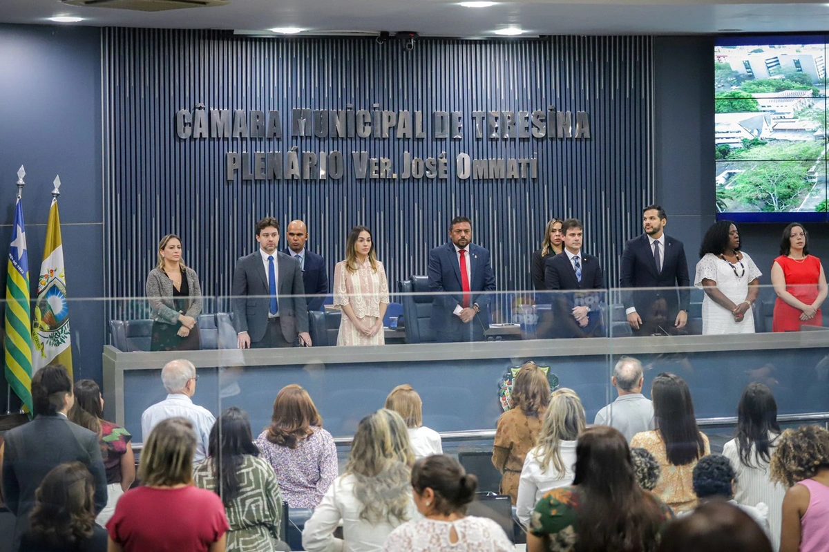 Isabel Fonteles durante sessão solene para receber título de cidadã teresinense