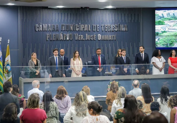 Isabel Fonteles durante sessão solene para receber título de cidadã teresinense