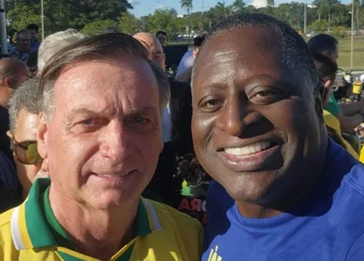 Jair Bolsonaro em manifestação com deputado Hélio Lopes