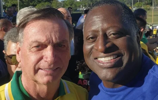 Jair Bolsonaro em manifestação com deputado Hélio Lopes