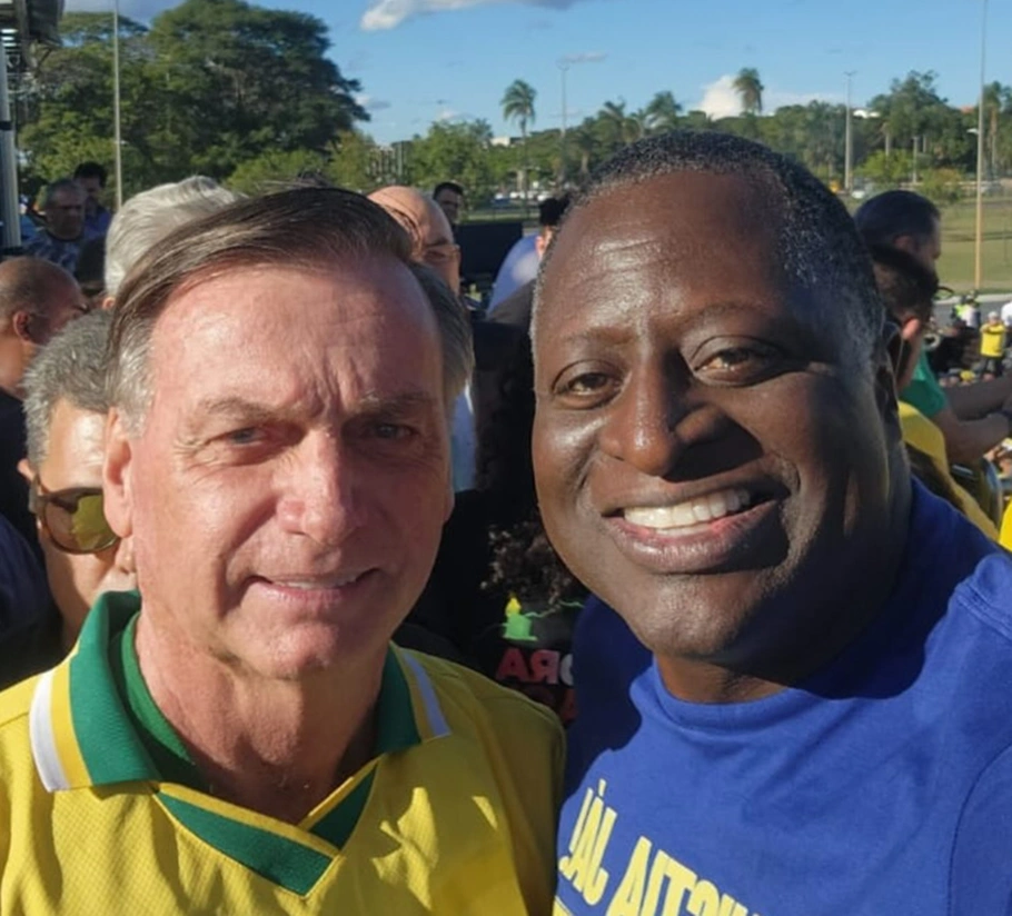 Jair Bolsonaro em manifestação com deputado Hélio Lopes