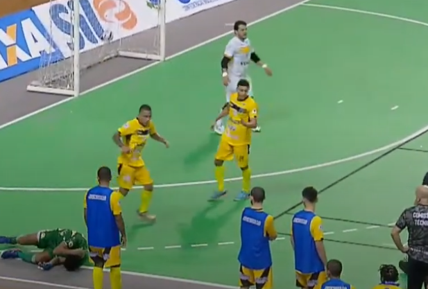 Jé do Atlético Piauiense é levado para o hospital após pancada na cabeça