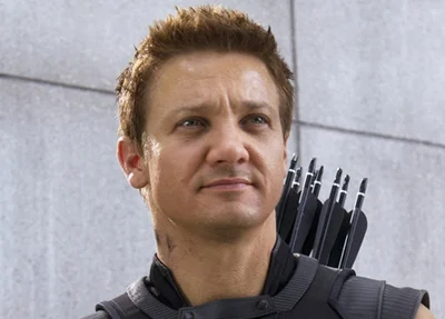 Jeremy Renner como Gavião Arqueiro