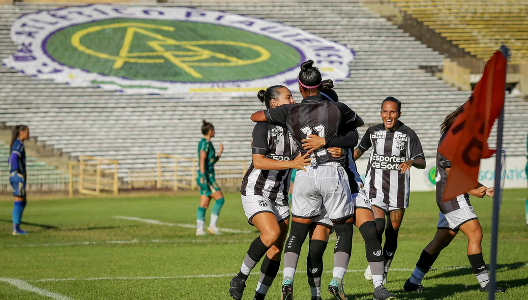 Jogadoras do Ceará comemorando gol