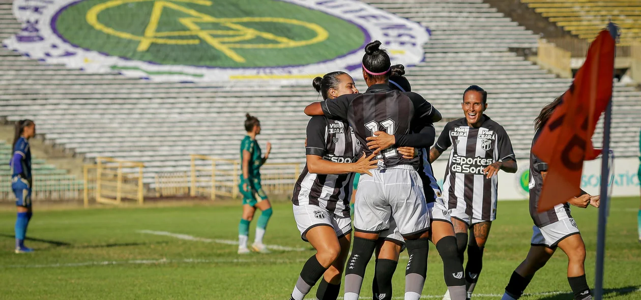 Jogadoras do Ceará comemorando gol