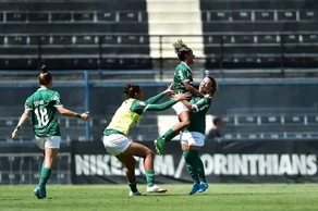 Jogadoras do Palmeiras comemoram gol da virada sobre o Corinthians pelo Brasileirão Feminino