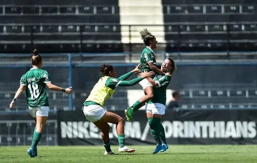 Jogadoras do Palmeiras comemoram gol da virada sobre o Corinthians pelo Brasileirão Feminino