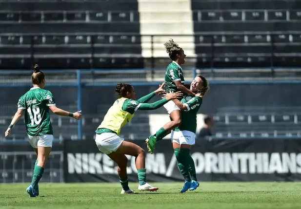 Jogadoras do Palmeiras comemoram gol da virada sobre o Corinthians pelo Brasileirão Feminino
