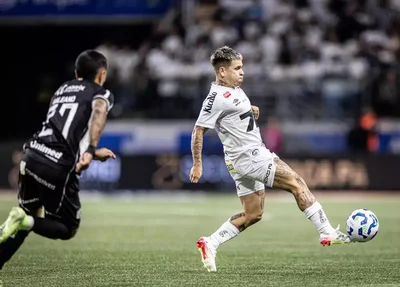 Jogadores disputam a posse da bola no gramado