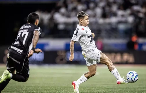 Jogadores disputam a posse da bola no gramado