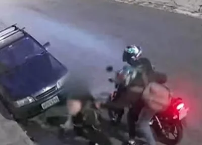 Jovem implora que criminosos não roubem seu celular em São Paulo
