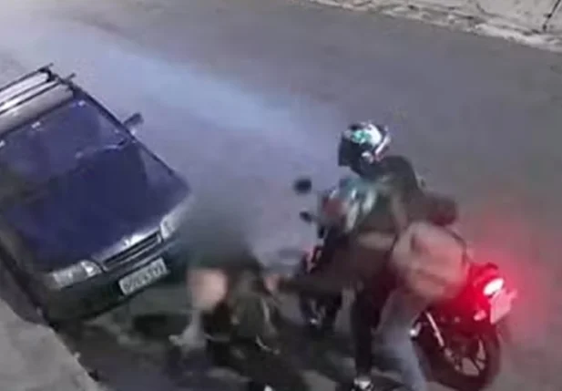 Jovem implora que criminosos não roubem seu celular em São Paulo