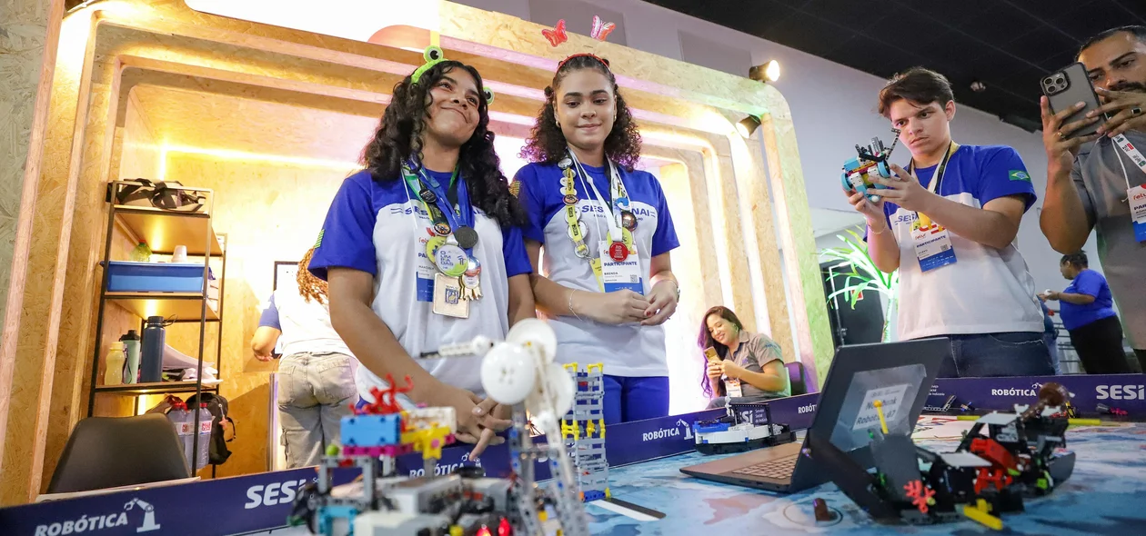 Jovens expõem trabalhos de robótica