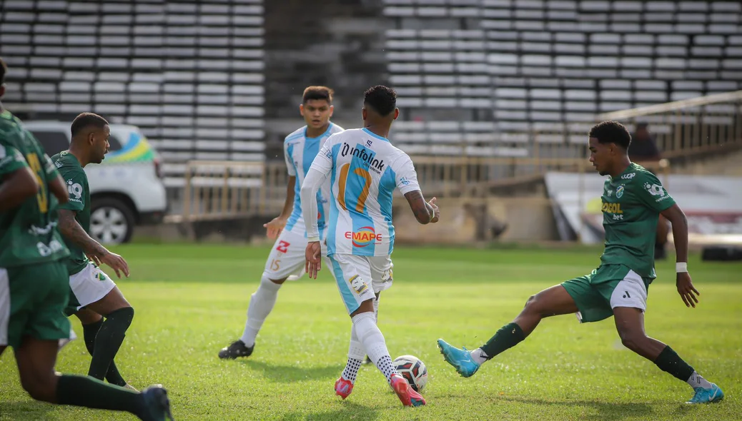 Lance normal de jogo na partida entre Altos e Maracanã