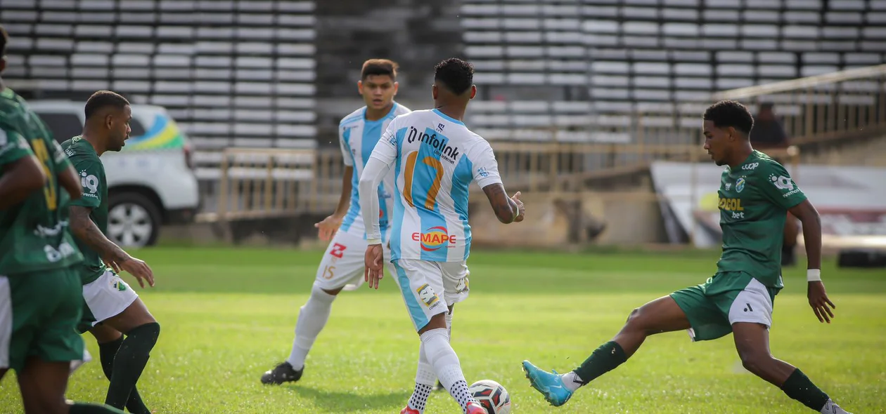 Lance normal de jogo na partida entre Altos e Maracanã