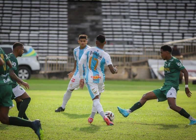Lance normal de jogo na partida entre Altos e Maracanã