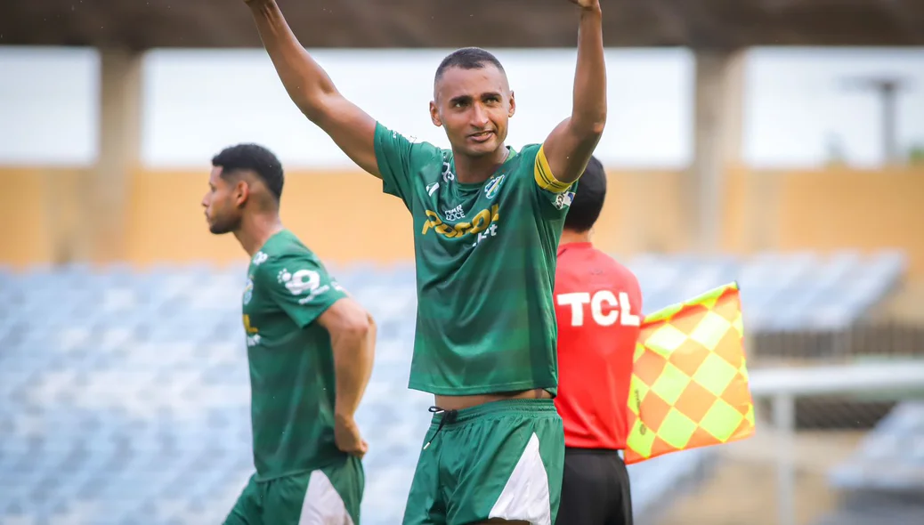 Leandro Amorim comemorando gol do Altos