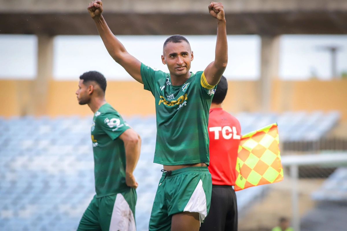 Leandro Amorim comemorando gol do Altos