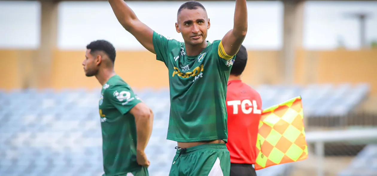 Leandro Amorim comemorando gol do Altos
