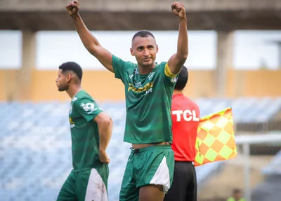Leandro Amorim comemorando gol do Altos