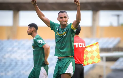 Leandro Amorim comemorando gol do Altos